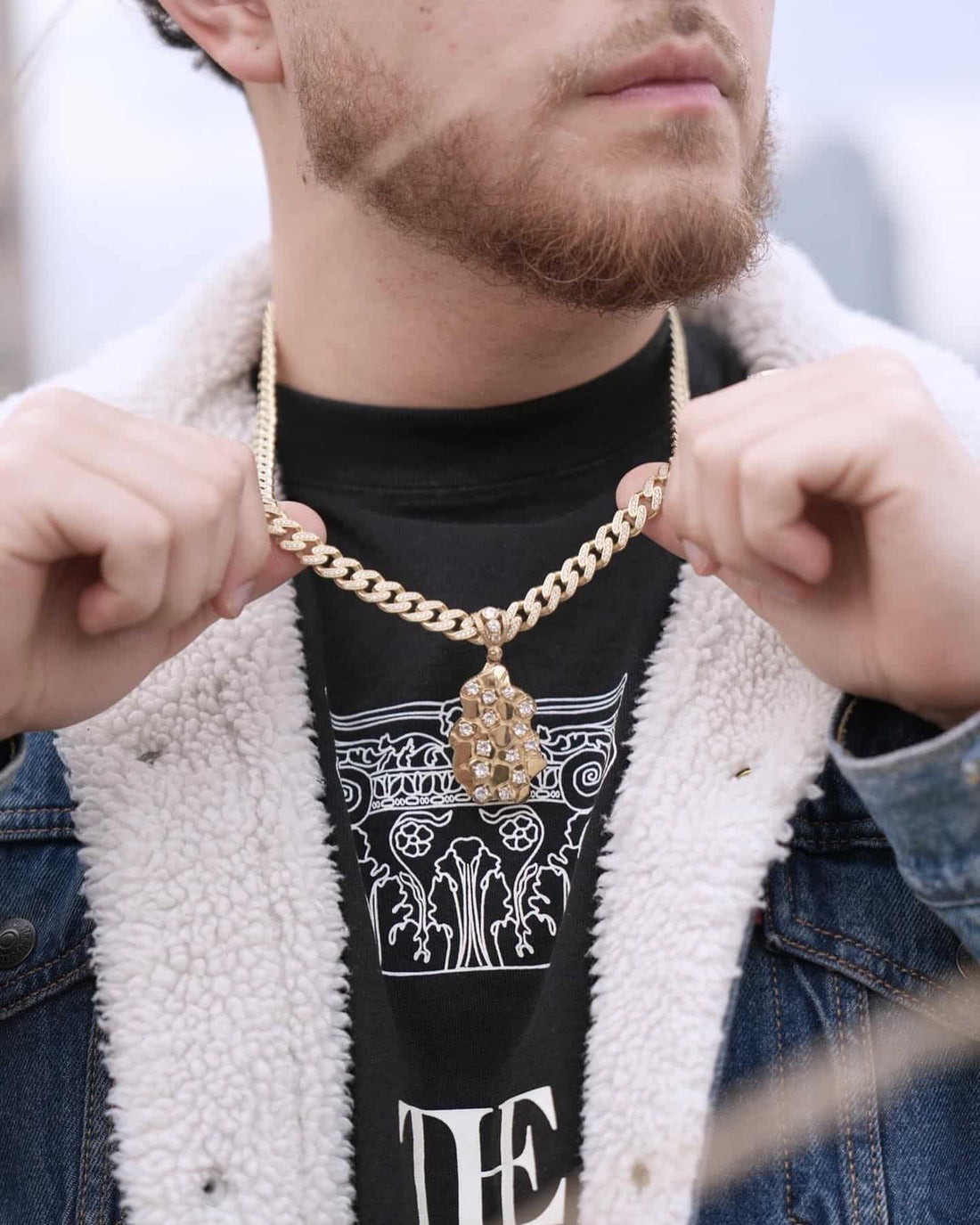 Gold Necklace Pendants: Trends and Timeless Classics