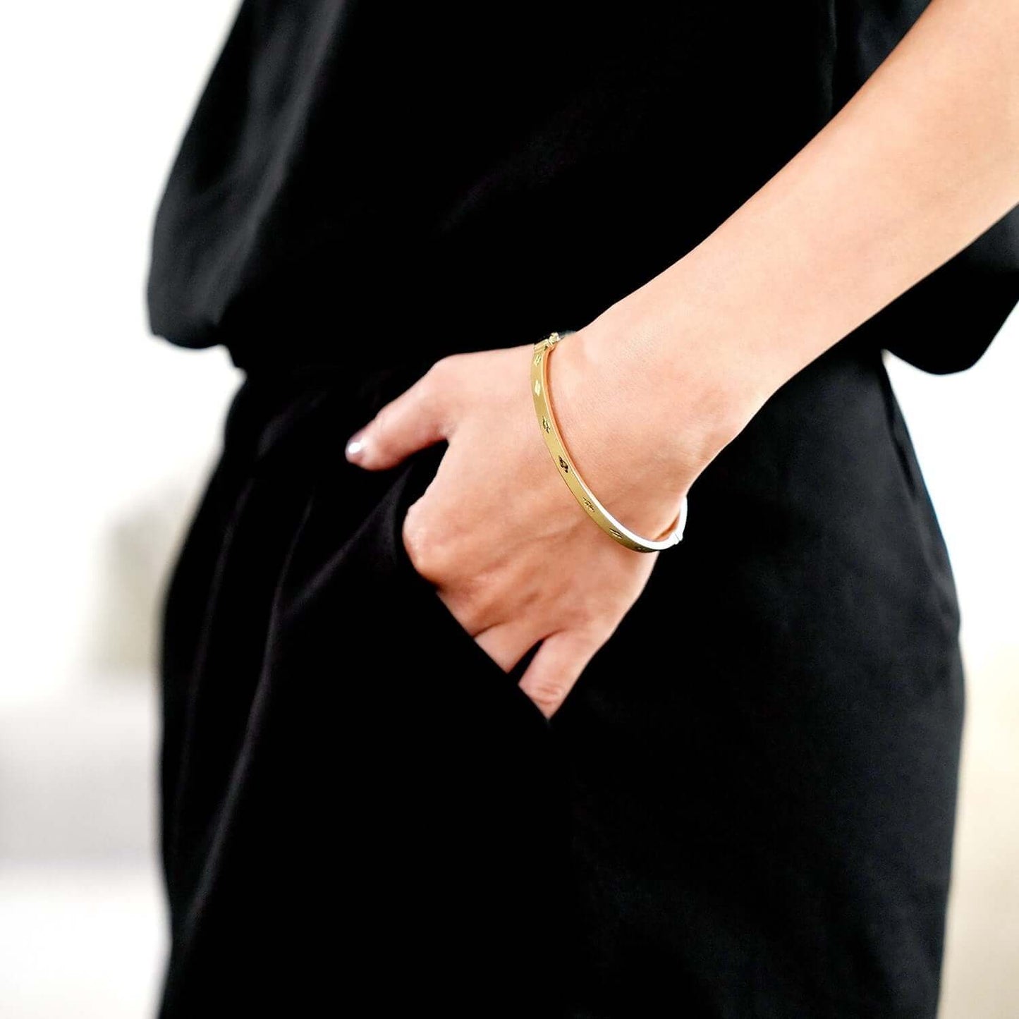 10K Gold Yellow 4mm Diamond-Cut Satin Bangle Bracelet 6.75"