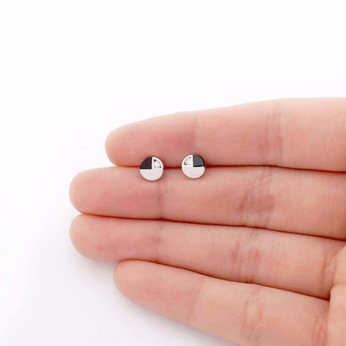 14k Yellow Gold Real Onyx & White Zircon Round Screwback Stud Earrings