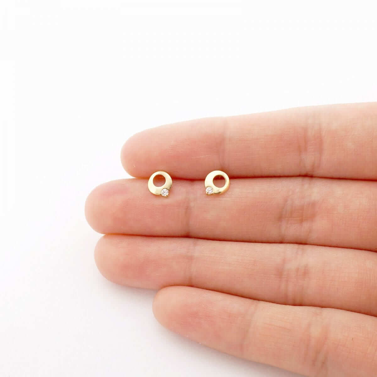 14k Gold Zircon White Gemstone Open Circle Screwback Stud Earrings 7mm
