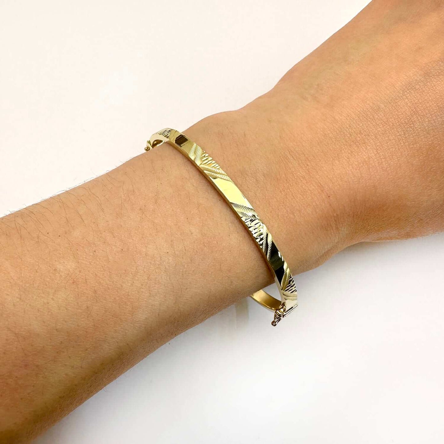 10K Gold Yellow 4mm Diamond-Cut Satin Bangle Bracelet 6.75"