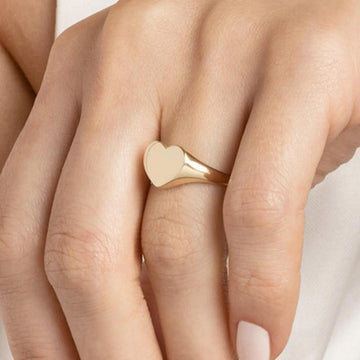 The Unisex Trend: Why a Signet Ring Speaks to Both Men’s and Women’s Styles