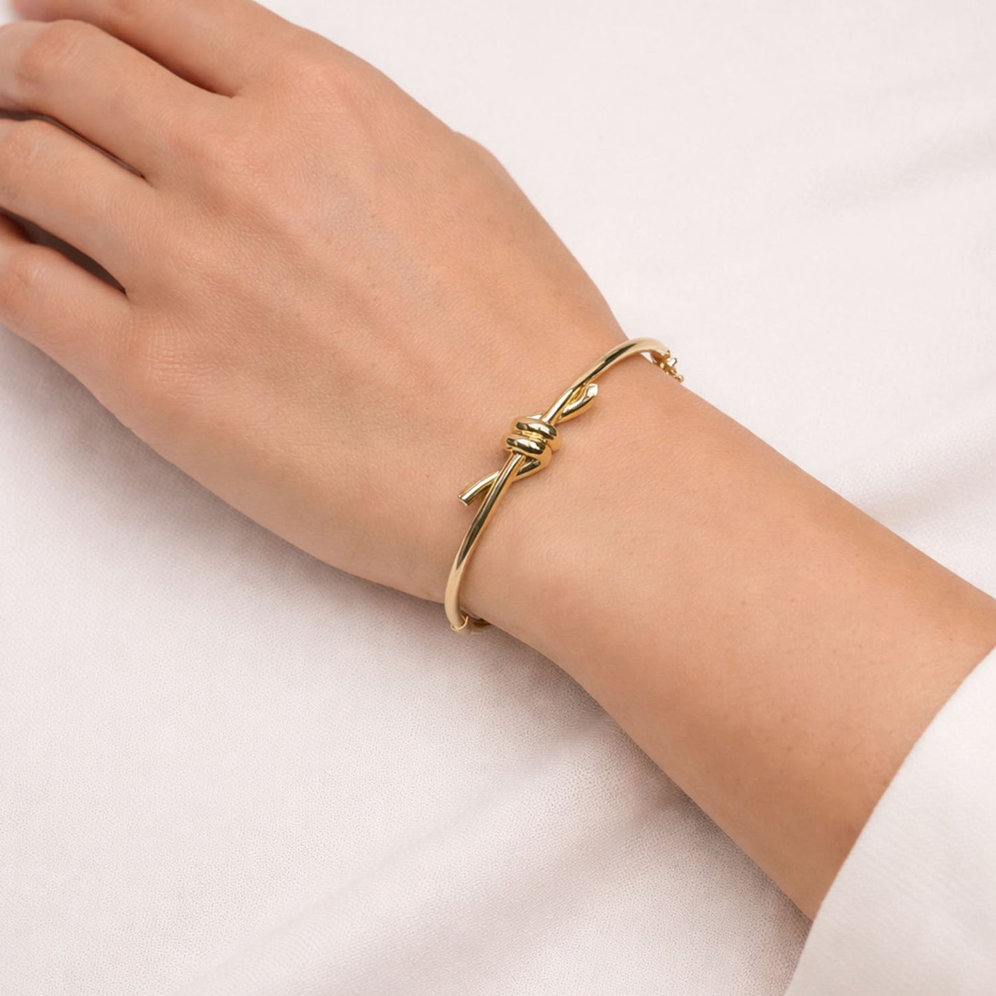 14K Yellow Gold High Polished Knot Round Bangle Bracelet 7"