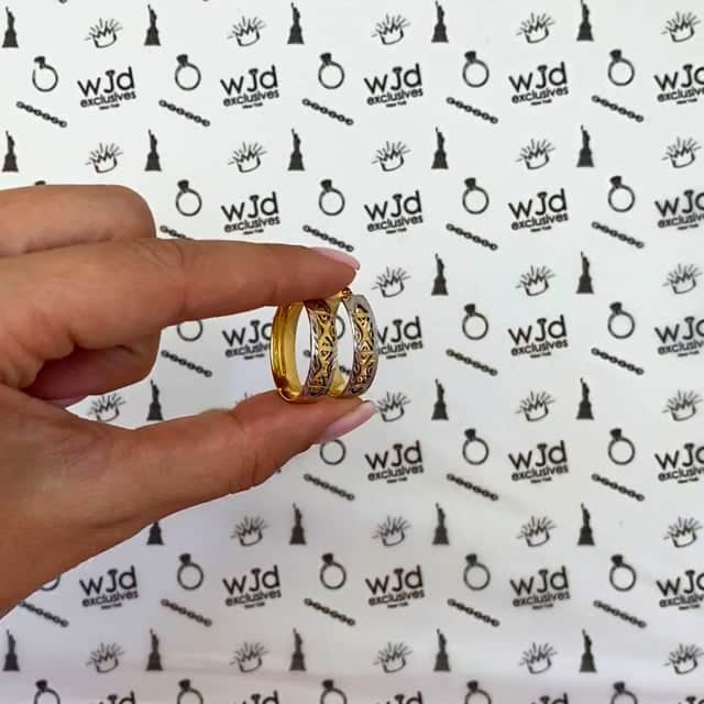 14K Two-Tone Gold Diamond-Cut Out Oval Shape Hoop Earrings 20mm-25mm