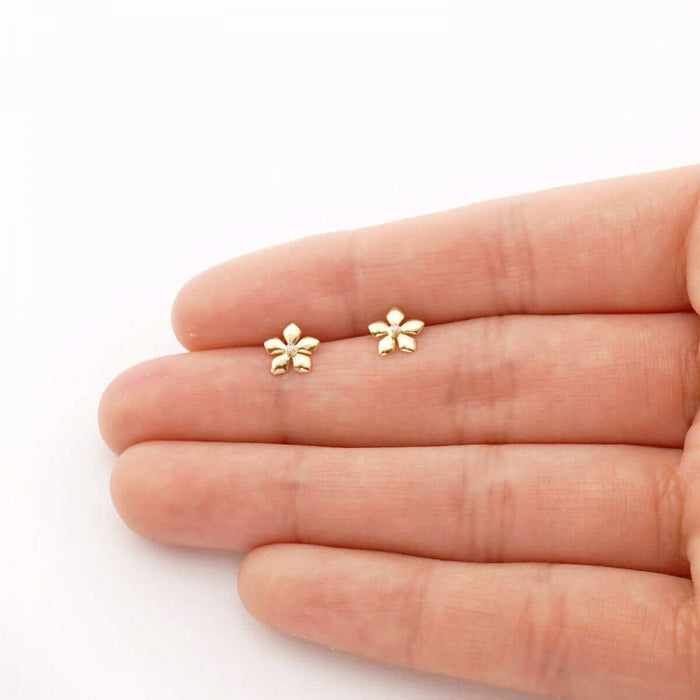 White Zircon Textured Flower Screw Back Stud Earrings 14k Yellow Gold