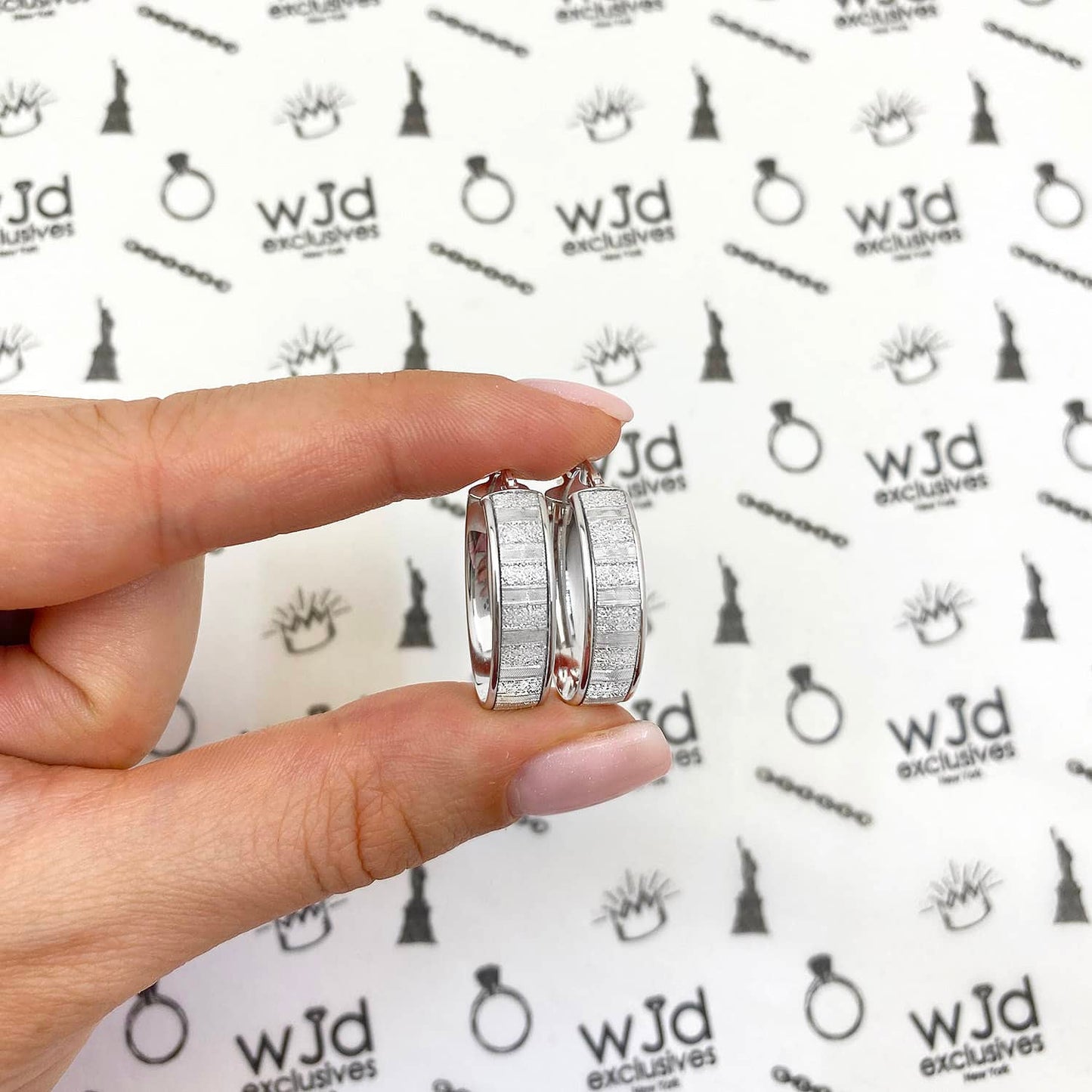 14K White Gold All-Around Diamond Cut Stripes Flat Tube Oval Hoop Earrings 25mm