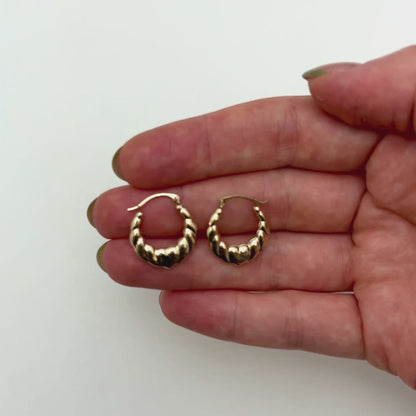 14K Gold Love Heart Hoop Earrings 20mm — product video