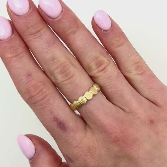 14K Gold Scallop Seashell Ring — product video