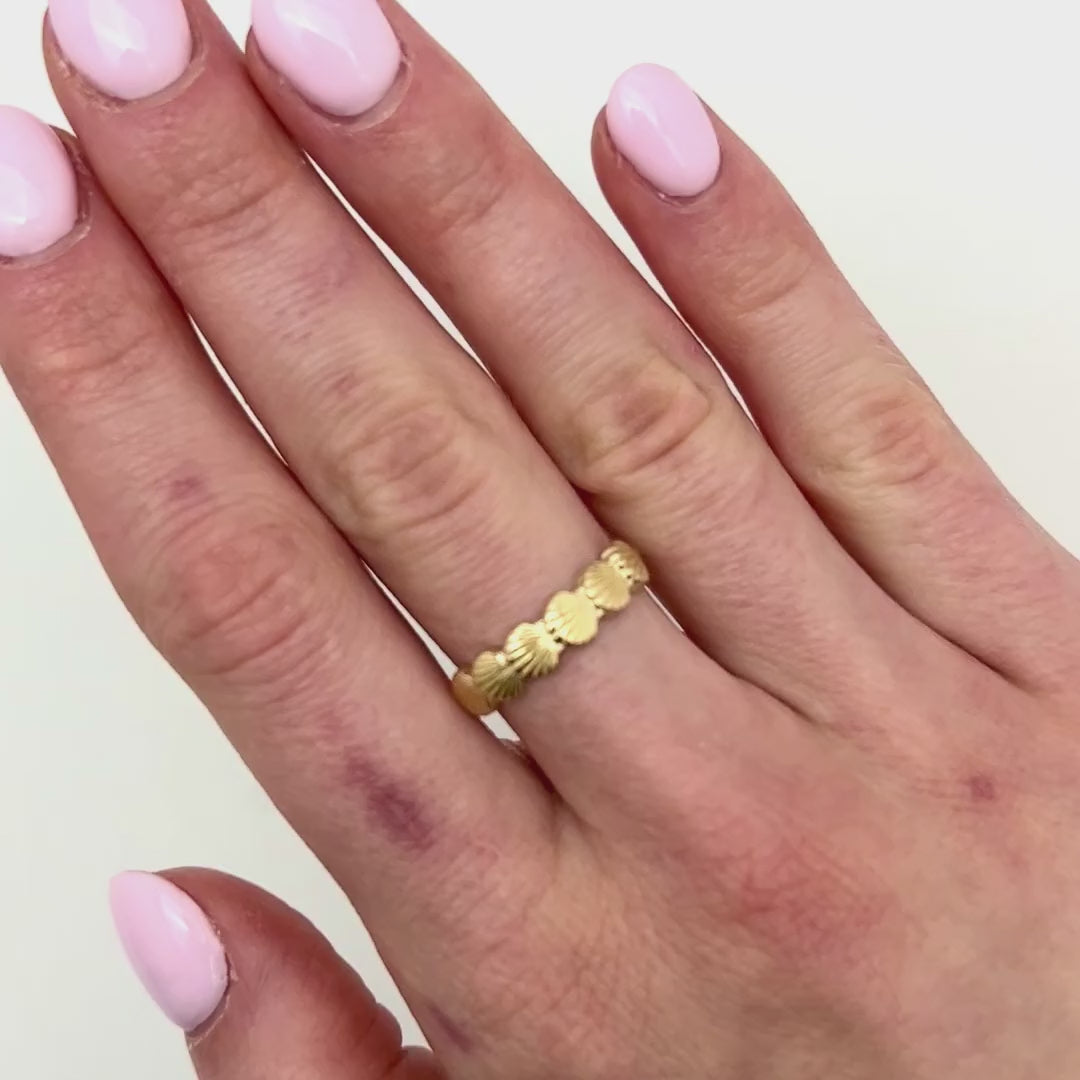 14K Gold Scallop Seashell Ring — product video